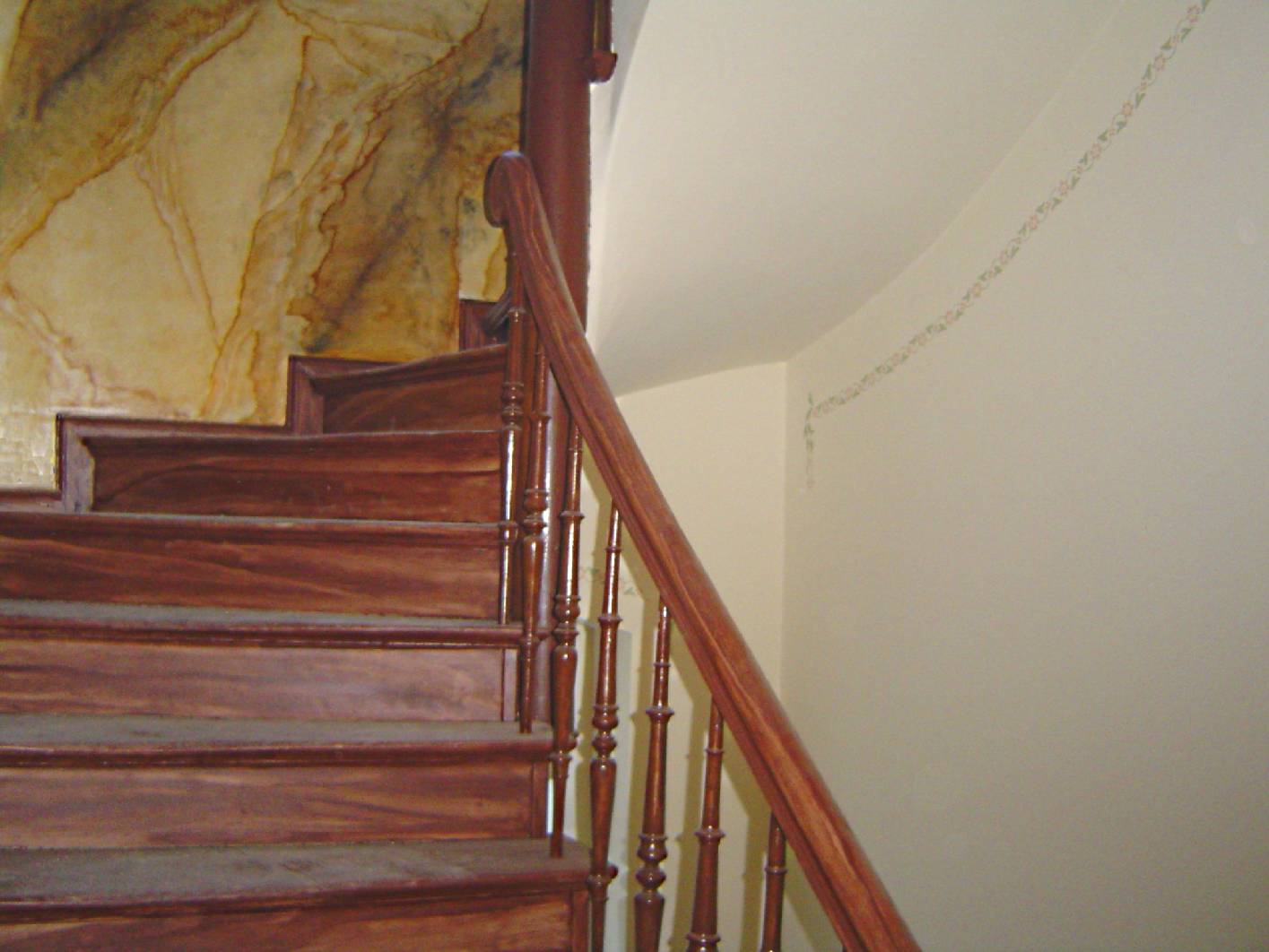 Im Hinterhaus der Gneisenaustraße hat Malermeister Schimpf eine Marmorierung bzw. Marmorimitation aufgemalt. Diese Art von Wandmalerei als Marmormalerei wurde im Jugendstil auf genutzt. Norbert Schimpf arbeitet als Restaurator für historische Maler – Techniken. Er leitet das Unternehmen restaurierung und Gestaltung und kümmert sich von den Malerarbeiten bis zur Gestaltung um das gesamte Treppenhaus.